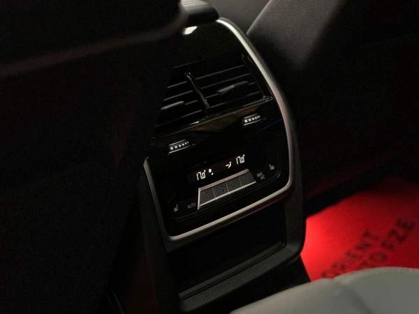 BMW X7 xDriveM60i (6 Seats)