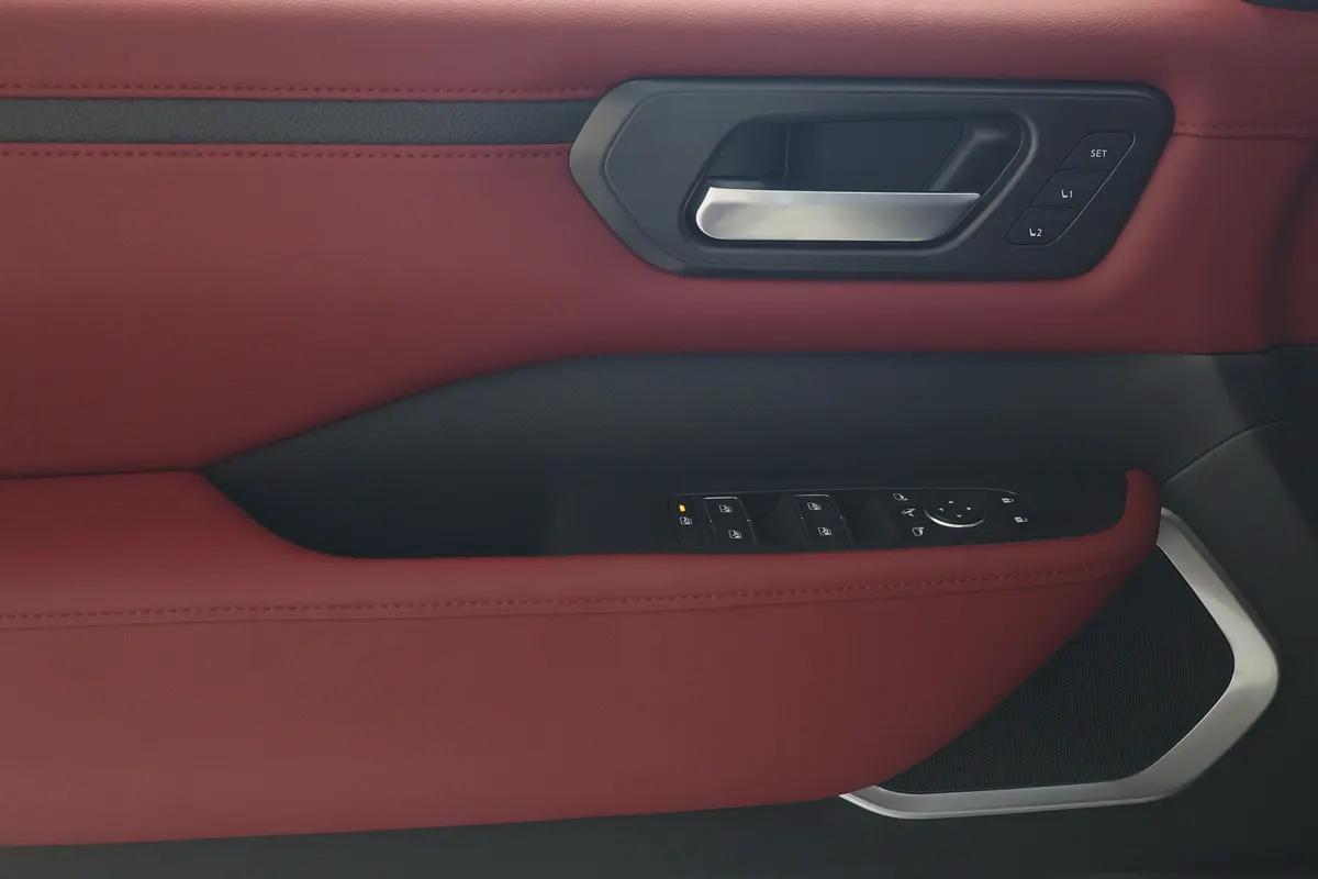 PATROL LE PLATINUM CITY ( 3.5L V6 TWINTURBO ) - 2,600 KM ONLY - GCC SPECS - WARRANTY / SERVICE --8-8