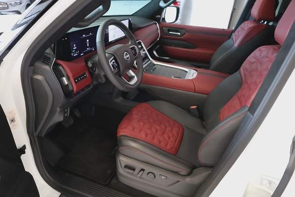 PATROL LE PLATINUM CITY ( 3.5L V6 TWINTURBO ) - 2,600 KM ONLY - GCC SPECS - WARRANTY / SERVICE -