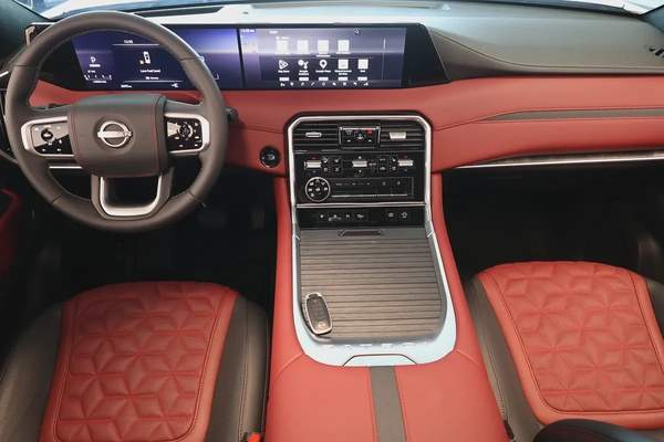 PATROL LE PLATINUM CITY ( 3.5L V6 TWINTURBO ) - 2,600 KM ONLY - GCC SPECS - WARRANTY / SERVICE -