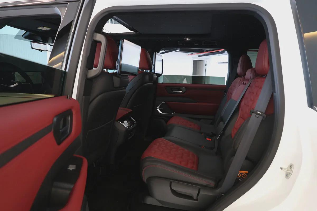 PATROL LE PLATINUM CITY ( 3.5L V6 TWINTURBO ) - 2,600 KM ONLY - GCC SPECS - WARRANTY / SERVICE --16-16