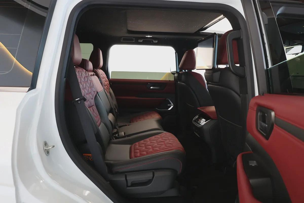 PATROL LE PLATINUM CITY ( 3.5L V6 TWINTURBO ) - 2,600 KM ONLY - GCC SPECS - WARRANTY / SERVICE --17-17