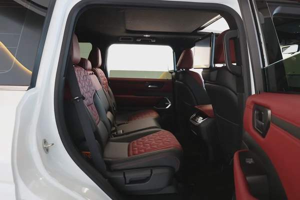 PATROL LE PLATINUM CITY ( 3.5L V6 TWINTURBO ) - 2,600 KM ONLY - GCC SPECS - WARRANTY / SERVICE -