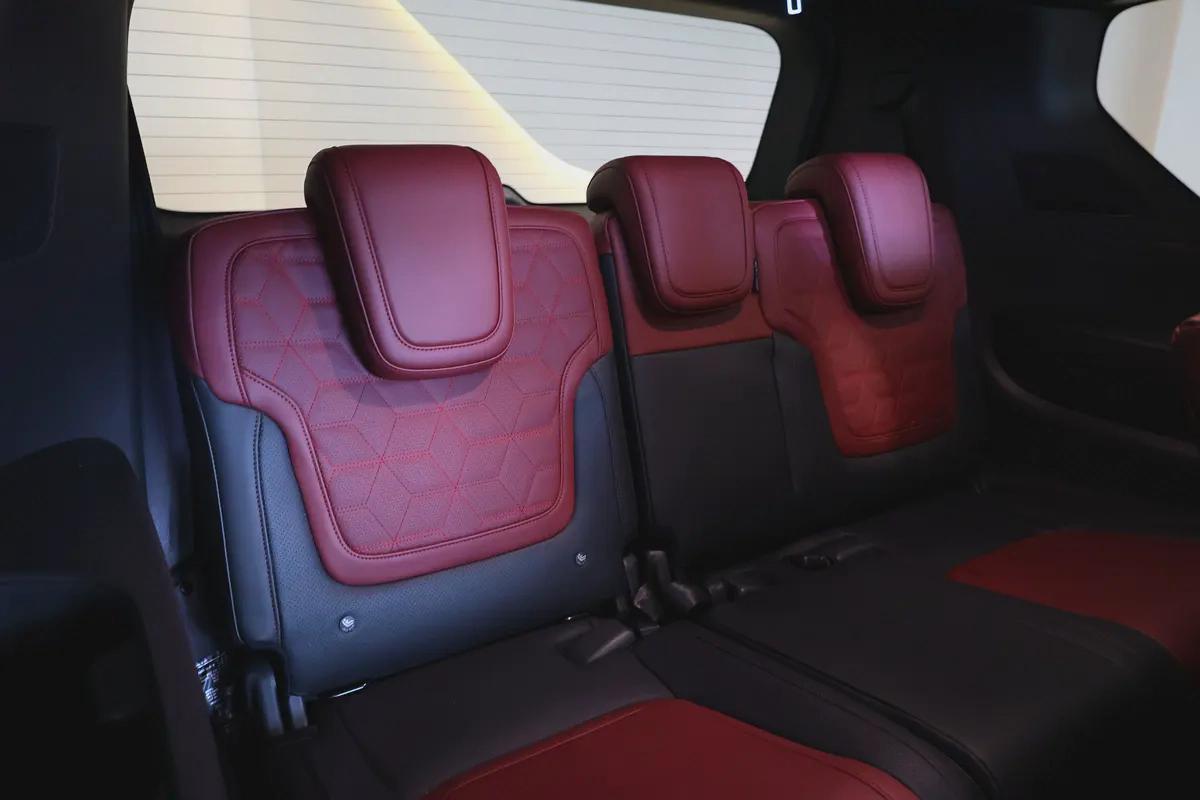 PATROL LE PLATINUM CITY ( 3.5L V6 TWINTURBO ) - 2,600 KM ONLY - GCC SPECS - WARRANTY / SERVICE --18-18