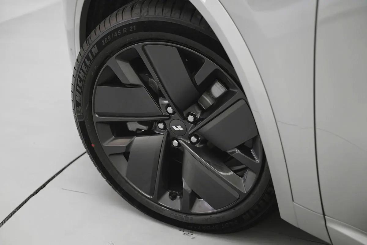 2025 LI AUTO L9 ULTRA 6 SEATER-19-19
