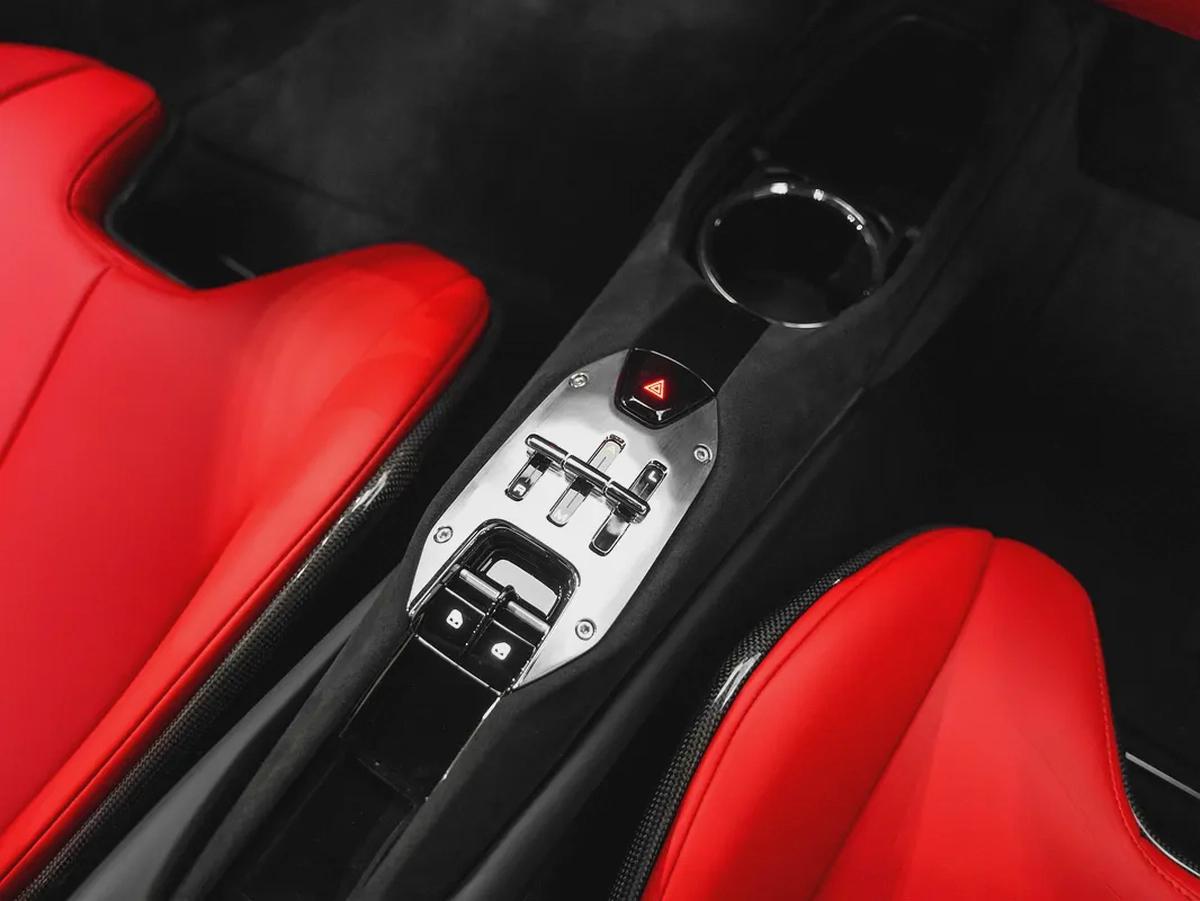 2024 - ONLY 1150 KM FREE CONTRACT SERVICE UNTIL 10/2031 CARBON SEATS CARBON INTERIOR LIFTING-12-12