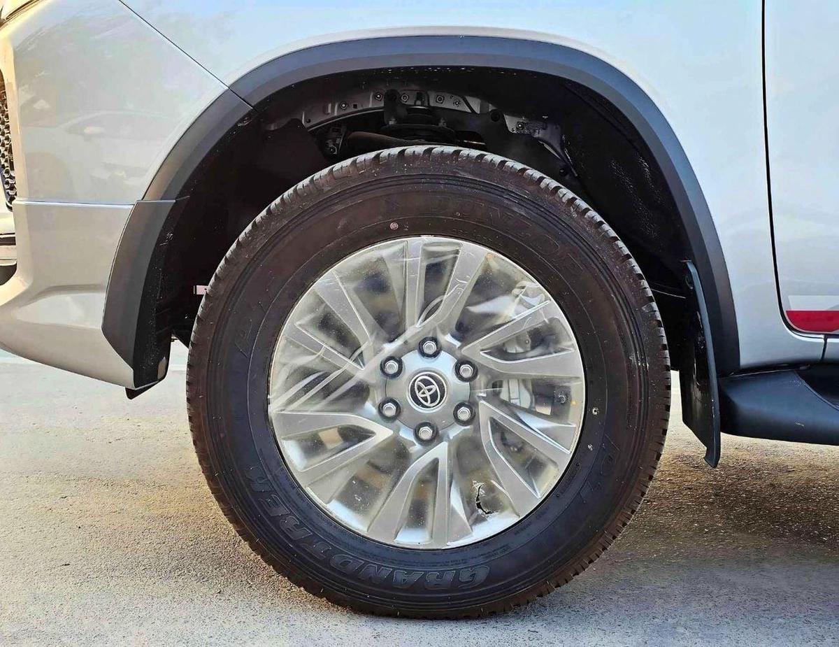 Toyota Fortuner SR5 ADVENTURE / 4.0L V6 PETROL / CLIMATE WITH LEATHER SEATS /DIFFLOCK/ AUTO A/C (CODE # F6HA)-7-7
