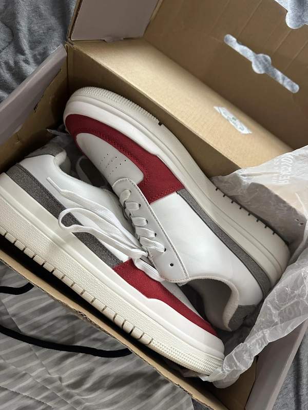 NEW Kenneth Cole Reaction Sneakers - Size 43