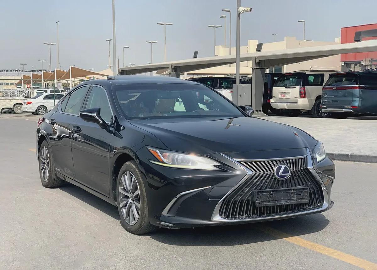 AED 1600 Monthly | ES300h Hybrid | 2019 Model | GCC Specs | Sunroof | Excellent Condition-0-0