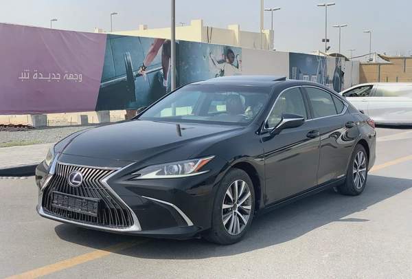 AED 1600 Monthly | ES300h Hybrid | 2019 Model | GCC Specs | Sunroof | Excellent Condition