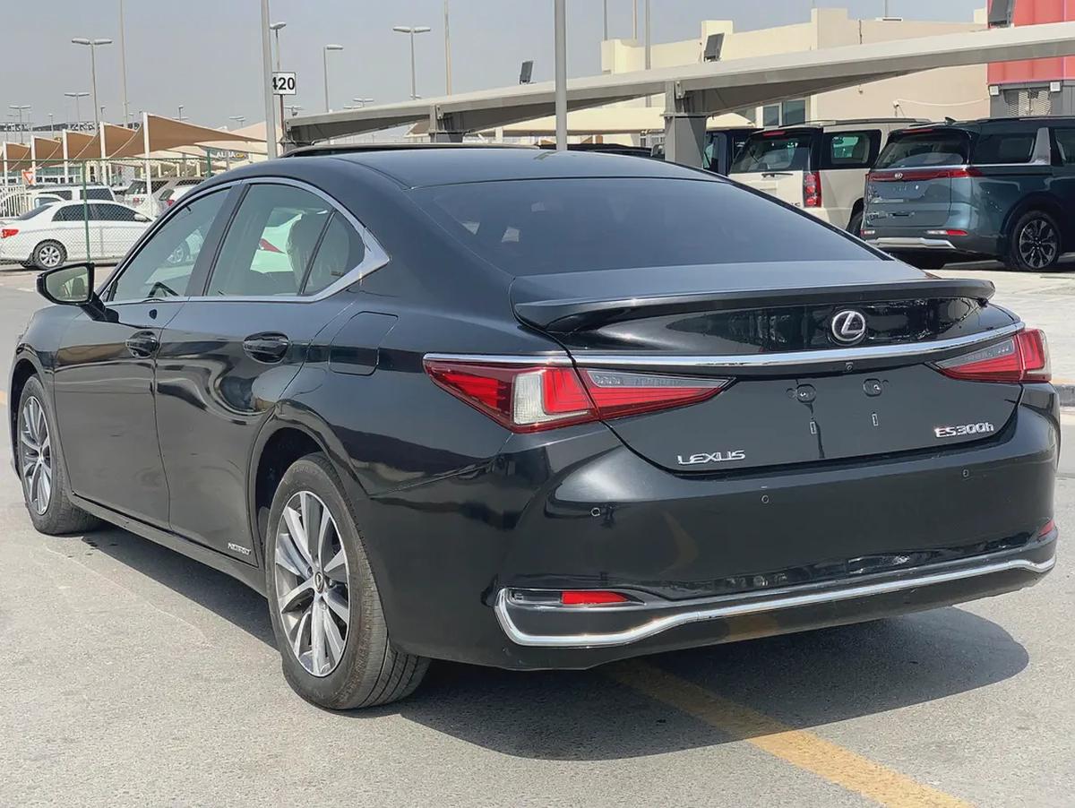 AED 1600 Monthly | ES300h Hybrid | 2019 Model | GCC Specs | Sunroof | Excellent Condition-3-3