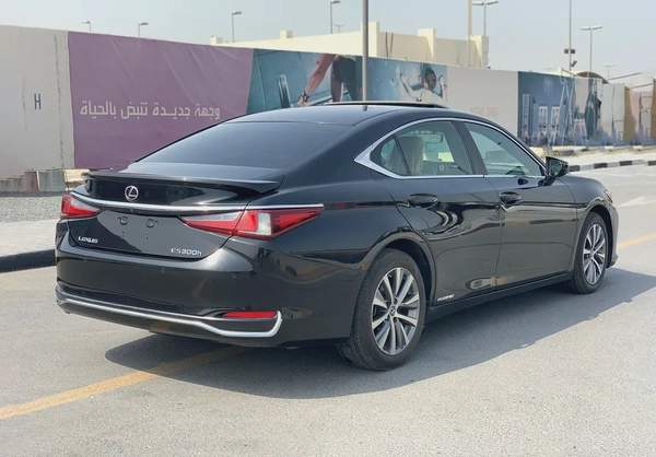AED 1600 Monthly | ES300h Hybrid | 2019 Model | GCC Specs | Sunroof | Excellent Condition