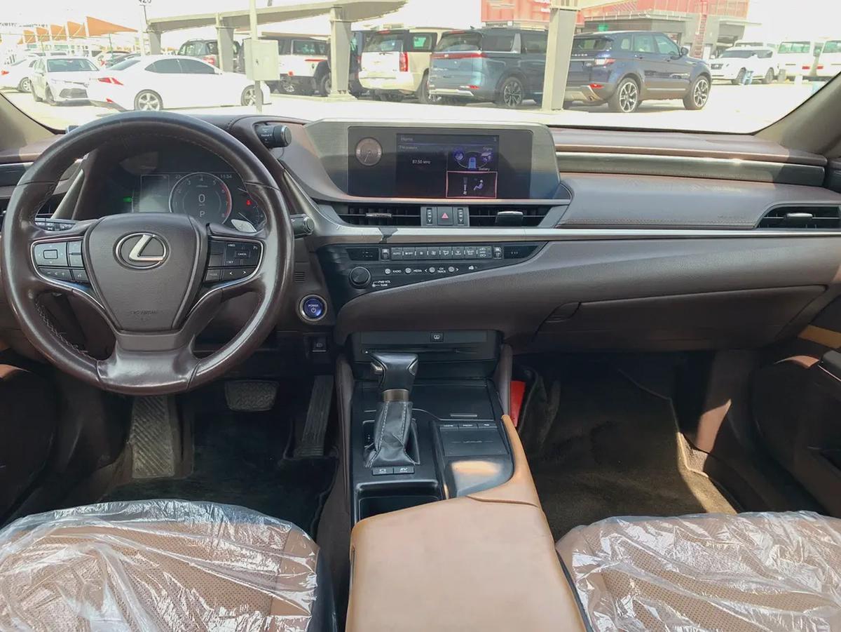 AED 1600 Monthly | ES300h Hybrid | 2019 Model | GCC Specs | Sunroof | Excellent Condition-5-5