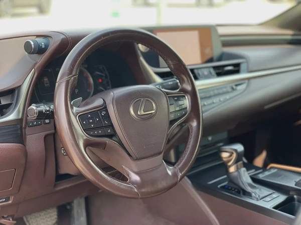 AED 1600 Monthly | ES300h Hybrid | 2019 Model | GCC Specs | Sunroof | Excellent Condition