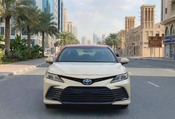 فقط 27000 درهم - تويوتا كامري - 2022 - محرك هايبرد - مواصفات خليجية