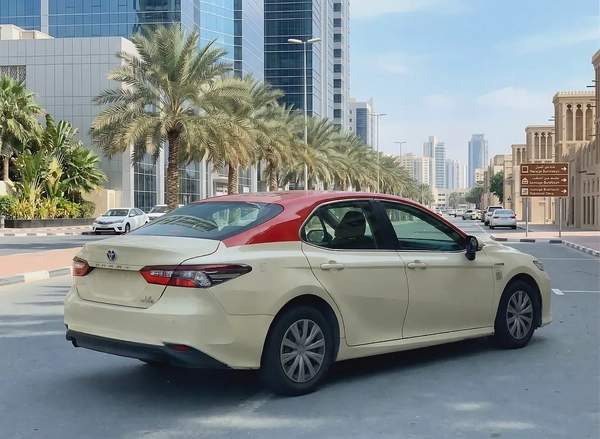 فقط 27000 درهم - تويوتا كامري - 2022 - محرك هايبرد - مواصفات خليجية