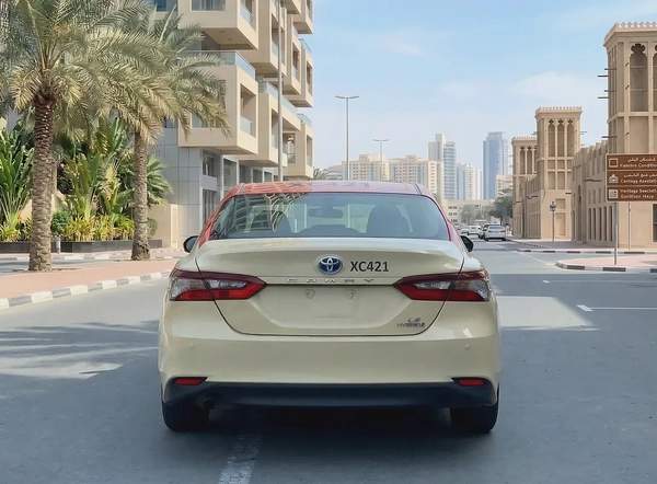 فقط 27000 درهم - تويوتا كامري - 2022 - محرك هايبرد - مواصفات خليجية