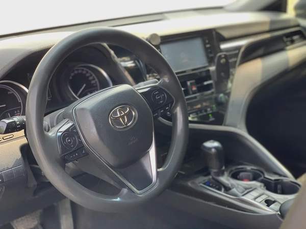 فقط 27000 درهم - تويوتا كامري - 2022 - محرك هايبرد - مواصفات خليجية