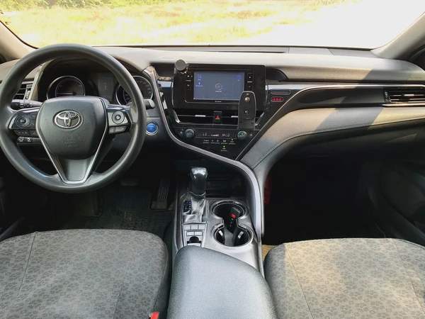 فقط 27000 درهم - تويوتا كامري - 2022 - محرك هايبرد - مواصفات خليجية