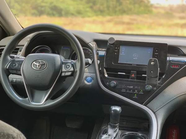 فقط 27000 درهم - تويوتا كامري - 2022 - محرك هايبرد - مواصفات خليجية