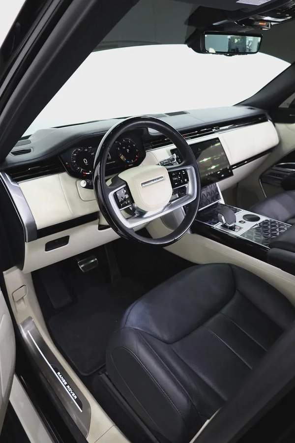 RANGE ROVER V8 P530 FULLY LOADED + REAR ENTERTAINMENT