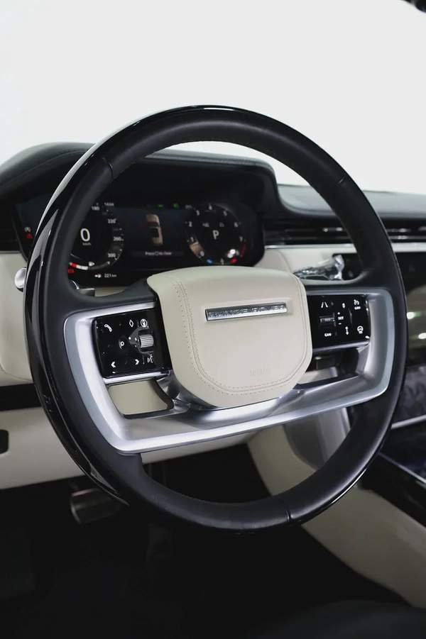 RANGE ROVER V8 P530 FULLY LOADED + REAR ENTERTAINMENT