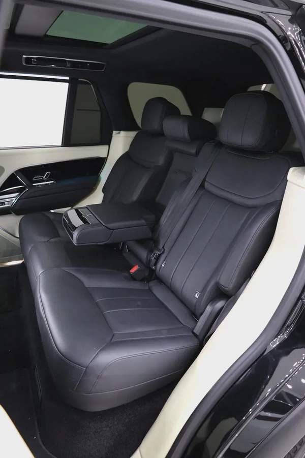 RANGE ROVER V8 P530 FULLY LOADED + REAR ENTERTAINMENT