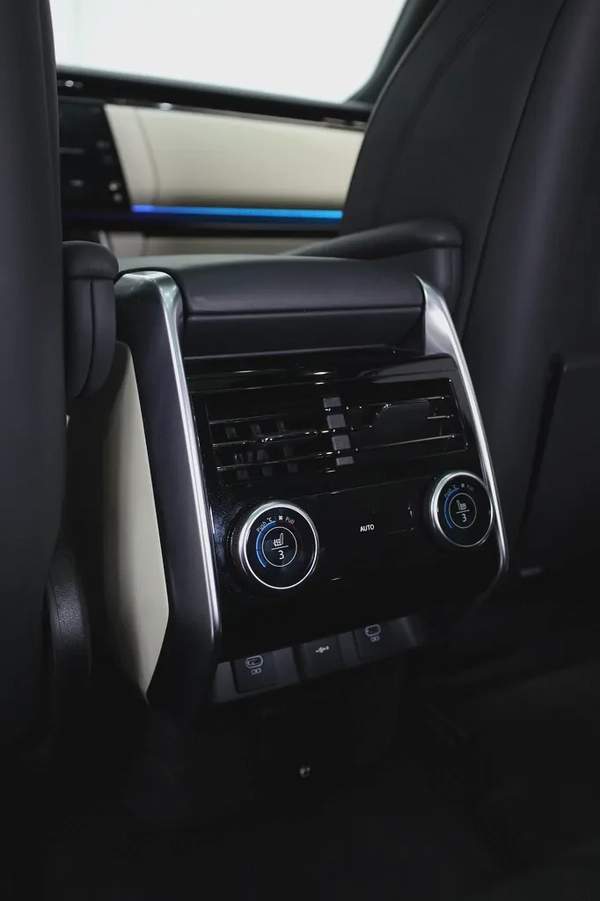 RANGE ROVER V8 P530 FULLY LOADED + REAR ENTERTAINMENT