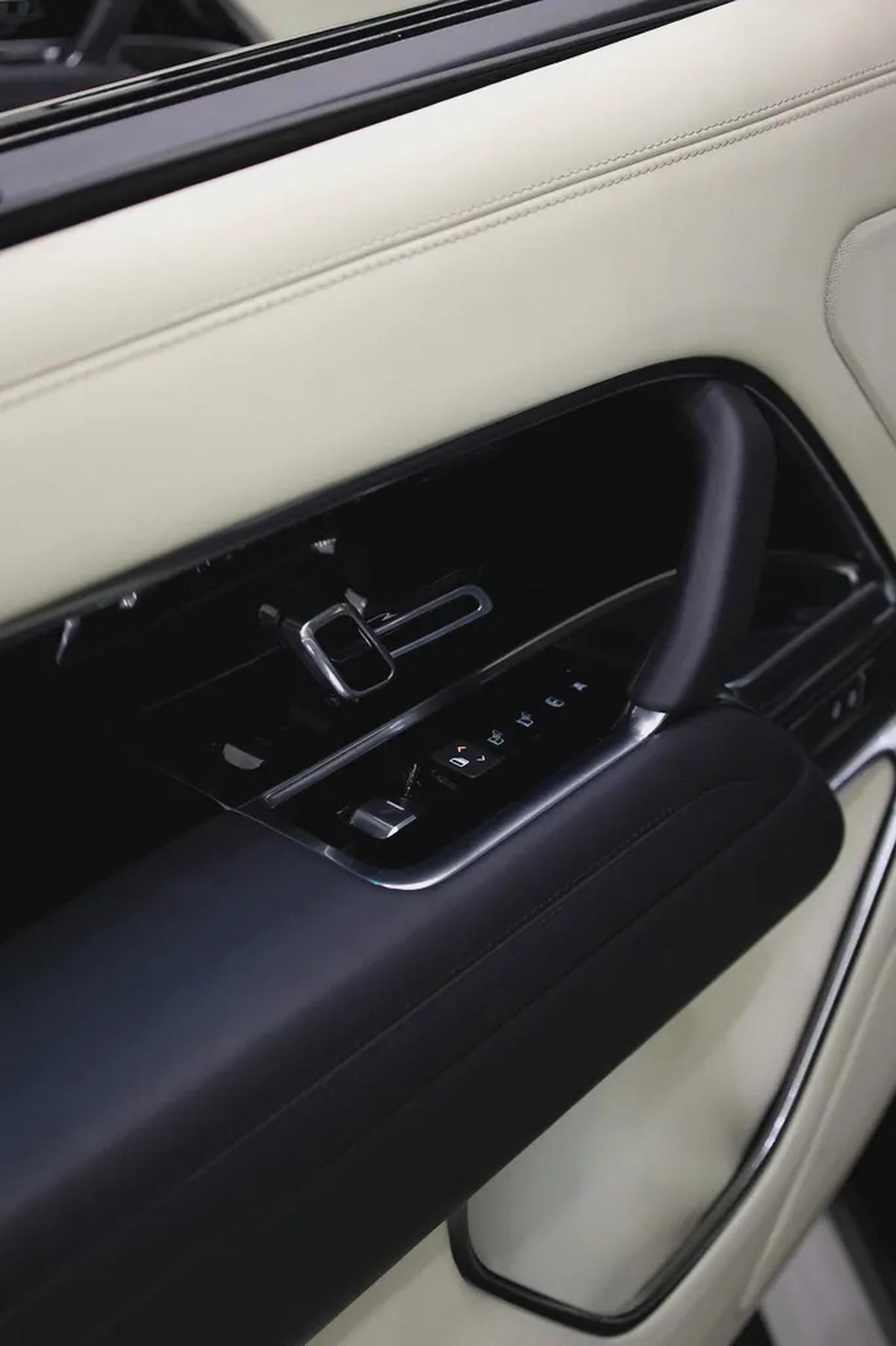 RANGE ROVER V8 P530 FULLY LOADED + REAR ENTERTAINMENT-17-17