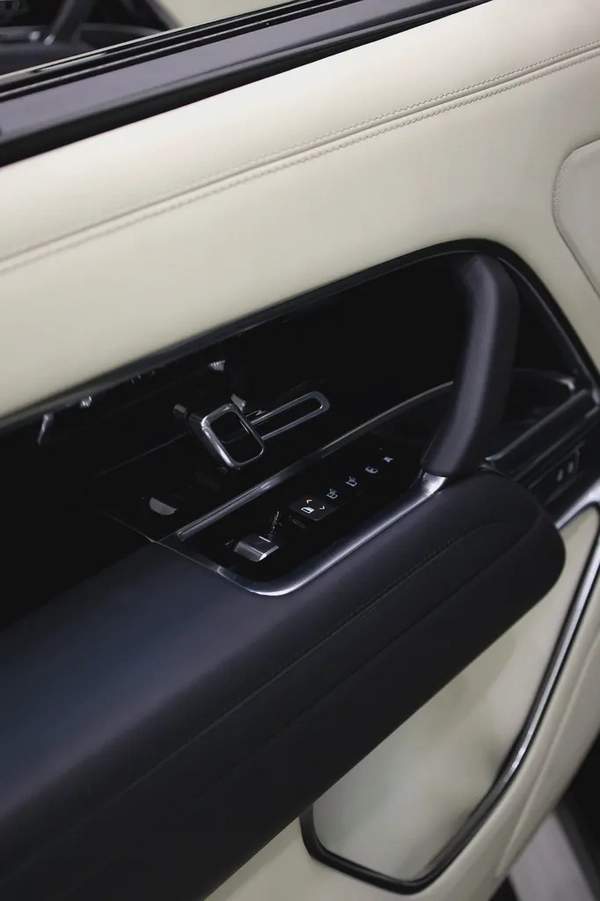 RANGE ROVER V8 P530 FULLY LOADED + REAR ENTERTAINMENT