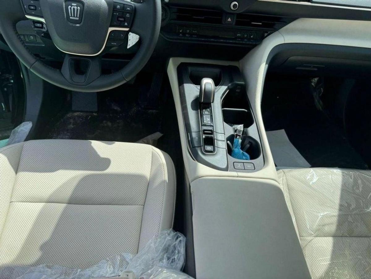 Toyota Crown TOYOTA CROWN 2.5L HYBRID FULL OPTION 2026 GCC FULL OPTION GCC SPECS-8-8
