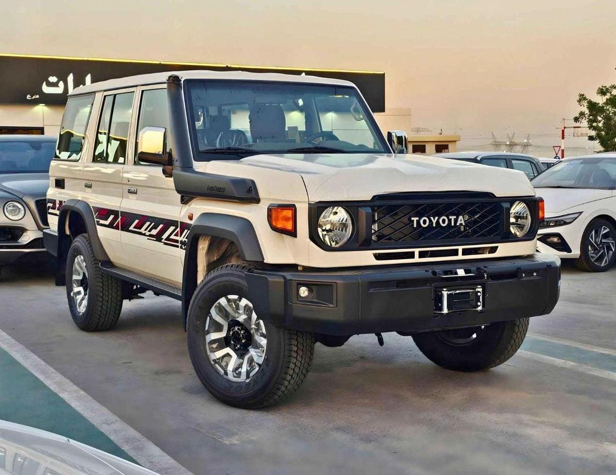 Toyota Land Cruiser 70 LX LC76 | 4.0L V6 PETROL | A/T | LEATHER SEATS | DVD+CAMERA | DIFF LOCKS | 5 DOORS (CODE#H76PAF)-0-0