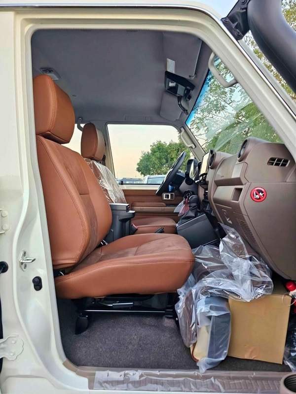 Toyota Land Cruiser 70 LX LC76 | 4.0L V6 PETROL | A/T | LEATHER SEATS | DVD+CAMERA | DIFF LOCKS | 5 DOORS (CODE#H76PAF)