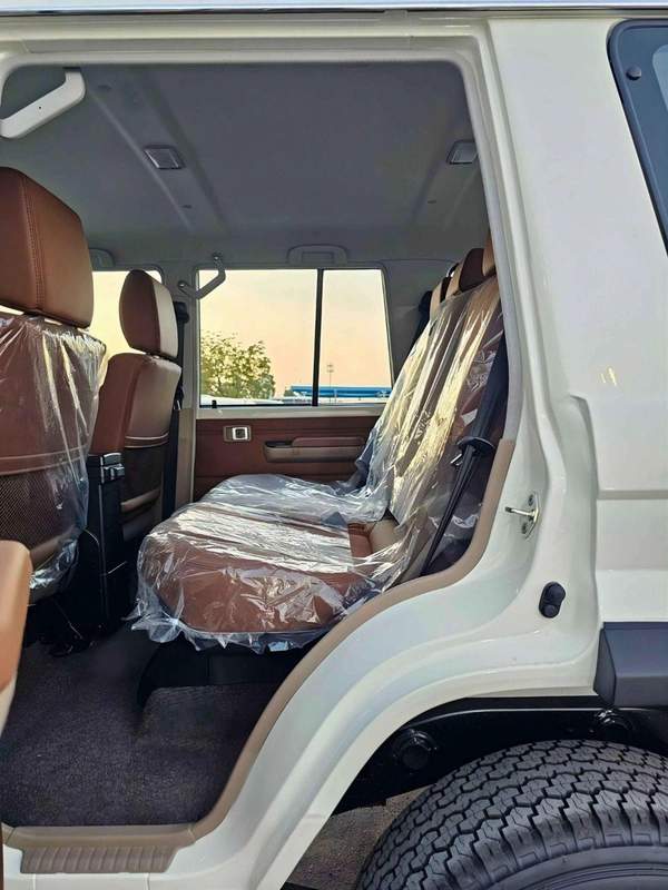 Toyota Land Cruiser 70 LX LC76 | 4.0L V6 PETROL | A/T | LEATHER SEATS | DVD+CAMERA | DIFF LOCKS | 5 DOORS (CODE#H76PAF)