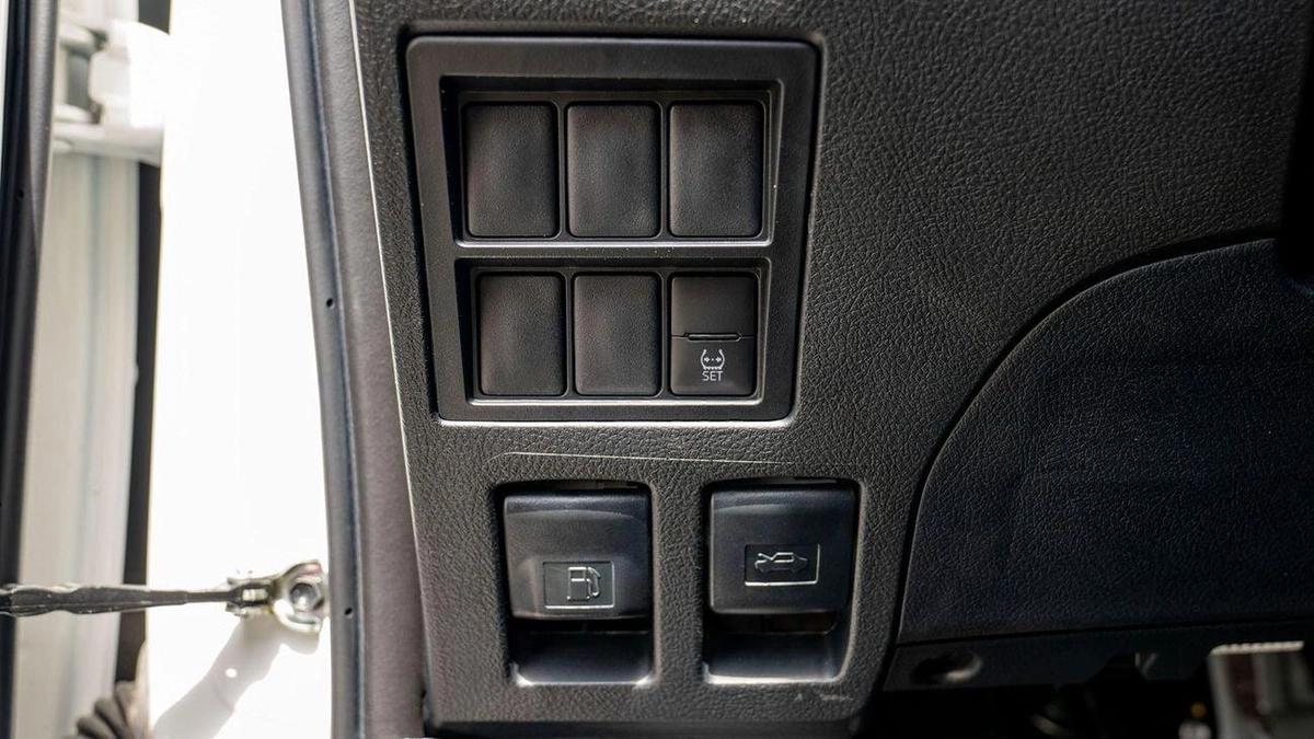 Toyota Hilux Toyota Hilux Toyota Hilux 2.7L petrol A/T MY25-17-17