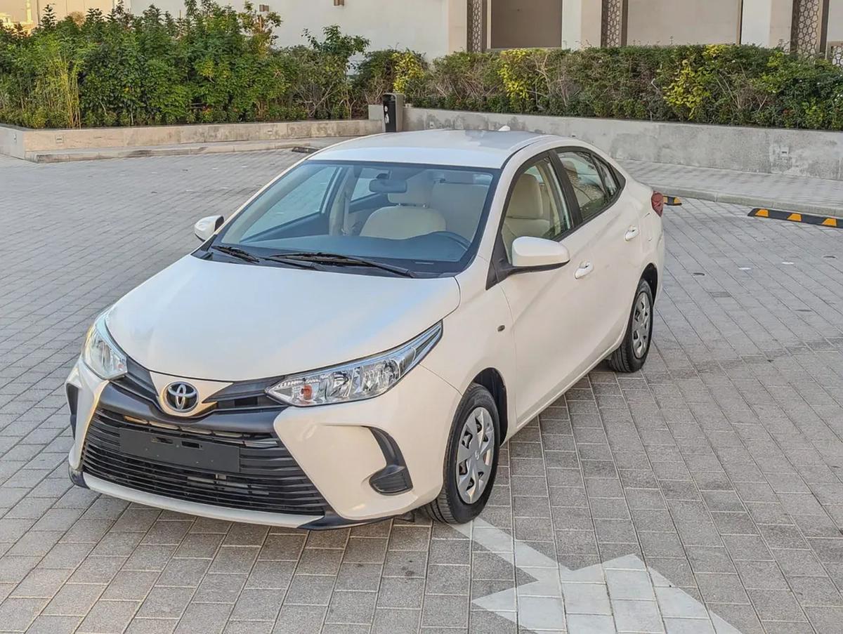 Toyota Yaris E 2021 - GCC Specs - Premium Condition Low KM Perfrct Family.Sedan-3-3
