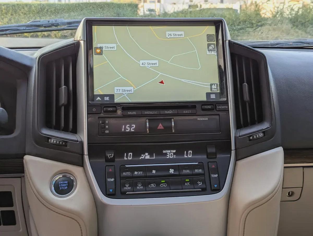 TOYOTA LAND CRUISER 2020 GXR V8 GCC IN EXCELLENT CONDITION-8-8