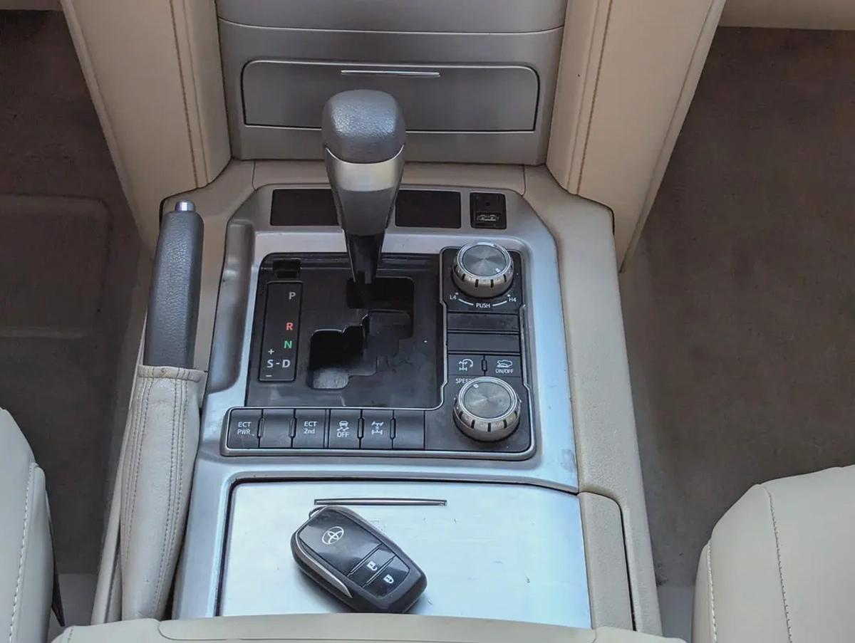 TOYOTA LAND CRUISER 2020 GXR V8 GCC IN EXCELLENT CONDITION-10-10