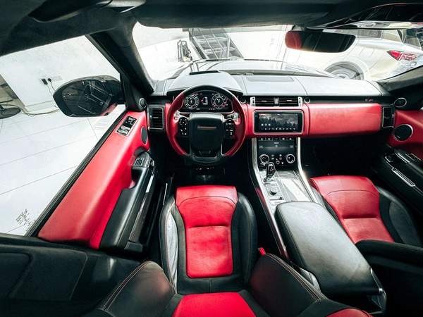 Massive Price Drop!!! // AED 3,900 // 20% DP // 2019 Range Rover SVR