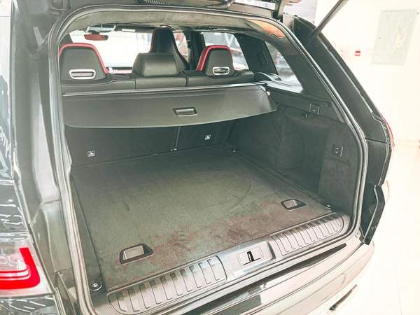 Massive Price Drop!!! // AED 3,900 // 20% DP // 2019 Range Rover SVR