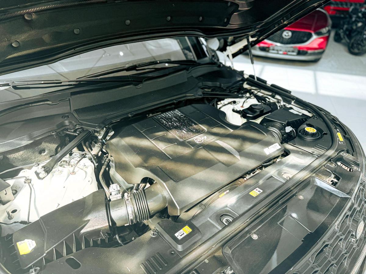 Massive Price Drop!!! // AED 3,900 // 20% DP // 2019 Range Rover SVR-2-2