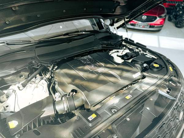 Massive Price Drop!!! // AED 3,900 // 20% DP // 2019 Range Rover SVR