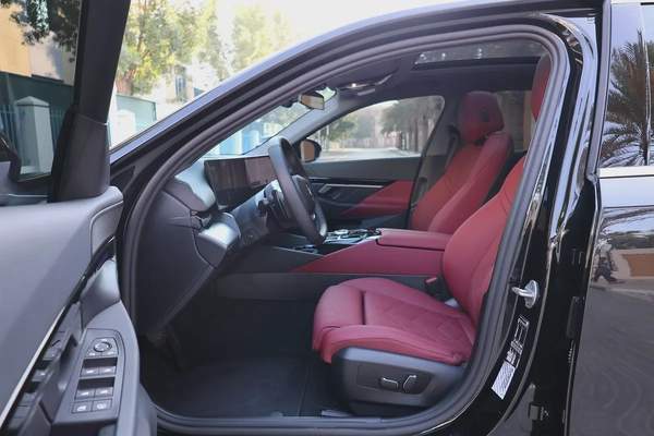 BMW 530I-2025-3000KM-GCC SPECS-UNDER WARRANTY SERVICE -EXCELLENT CONDITION