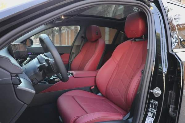 BMW 530I-2025-3000KM-GCC SPECS-UNDER WARRANTY SERVICE -EXCELLENT CONDITION