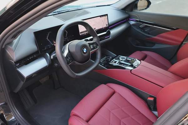 BMW 530I-2025-3000KM-GCC SPECS-UNDER WARRANTY SERVICE -EXCELLENT CONDITION