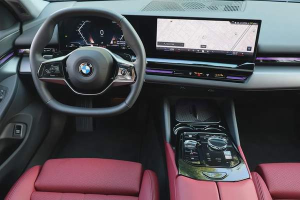 BMW 530I-2025-3000KM-GCC SPECS-UNDER WARRANTY SERVICE -EXCELLENT CONDITION