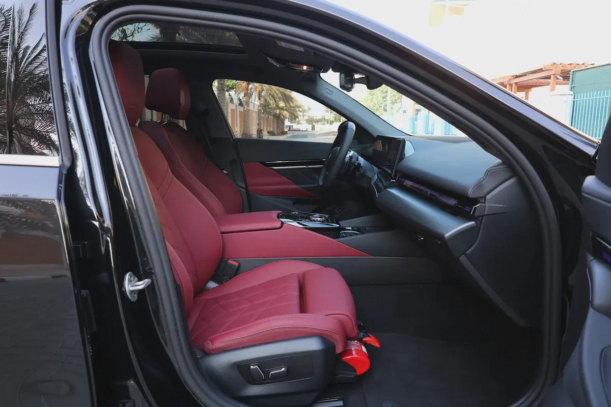 BMW 530I-2025-3000KM-GCC SPECS-UNDER WARRANTY SERVICE -EXCELLENT CONDITION-17-17