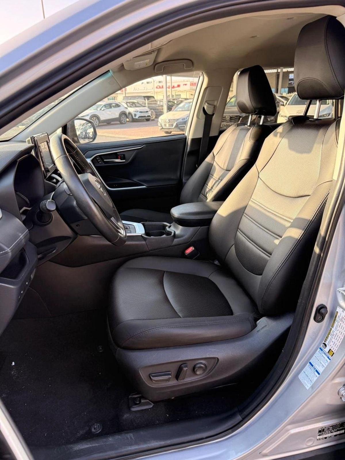 Toyota RAV4 Hybrid XLE 2.5L-5-5