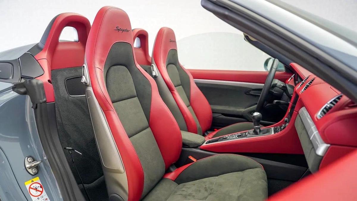 Porsche 718 Spyder RS-4-4