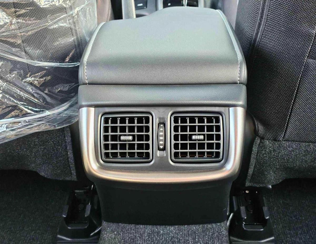 Toyota Hilux SR5 WIDE BODY WITH HUK / 2.4L DIESEL A/T / REAR CAMERA / 4WD (CODE # HLD5J)-15-15